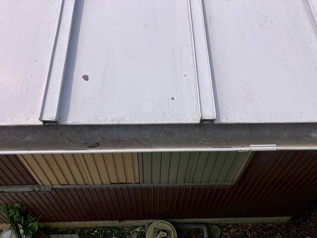 平板のトタン屋根